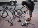 Fahrradreparatur auf der Straße